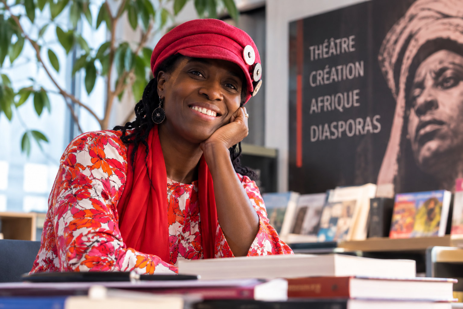 Illustration fictive d’une artiste dans une bibliothèque créative